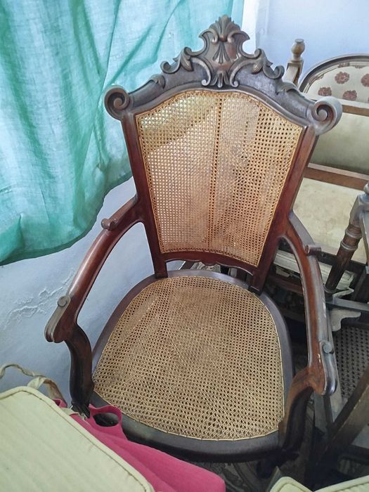 Cadeirões e cadeiras em palhinha