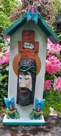 Ludowa drewniana kapliczka Jezus rzeźba krzyż