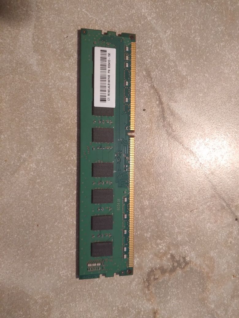 Pamięć RAM 4 x 4GB.
