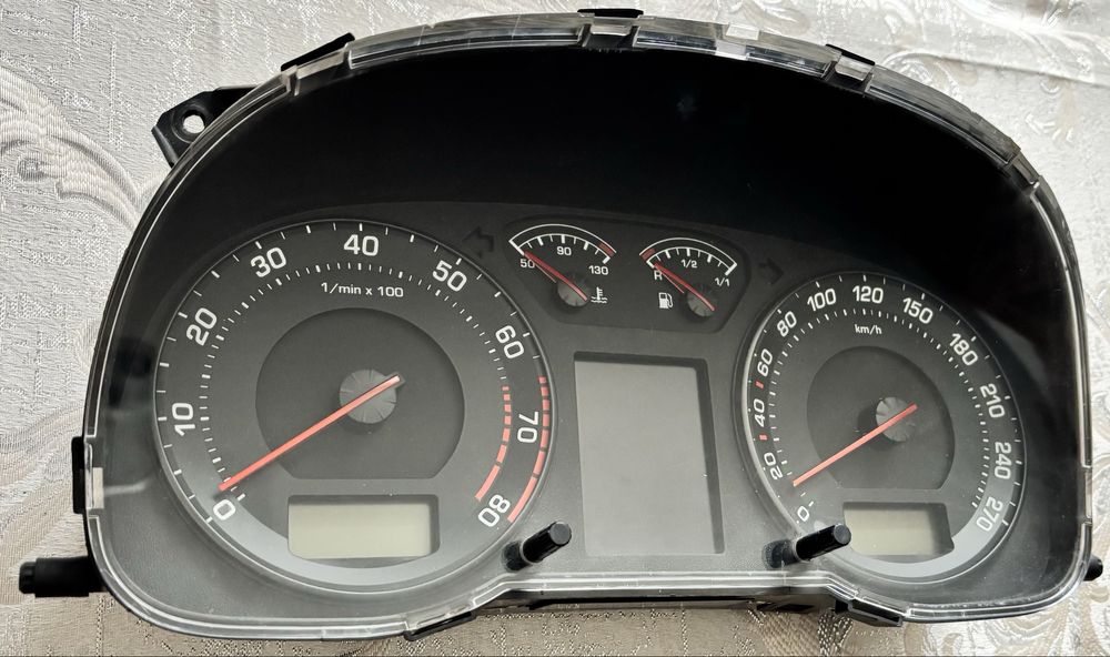 Приборна панель Skoda Octavia Tour Maxi-Dot з дисплеєм