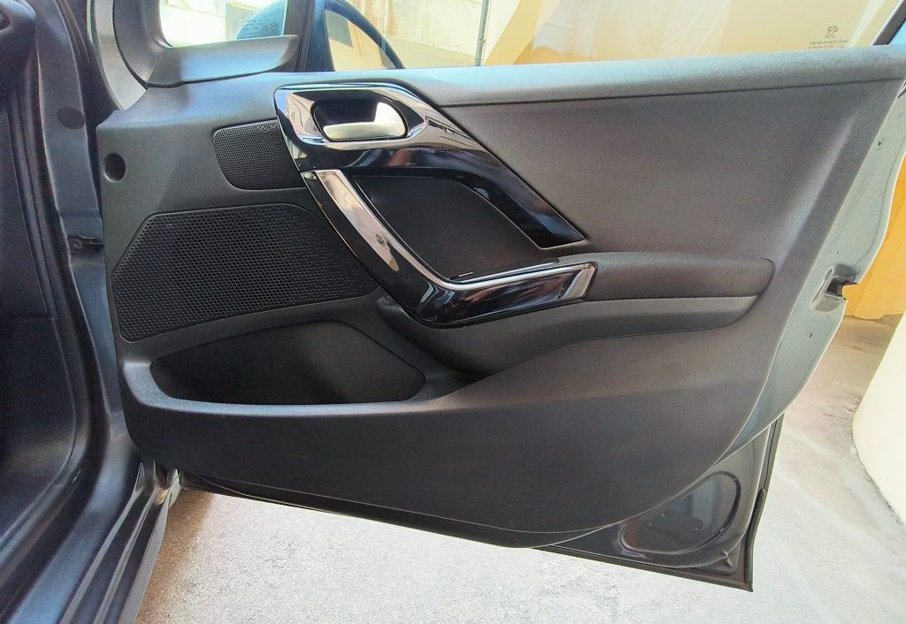 Peugeot 208 1.2Vti 2013 apenas 130 mil kms