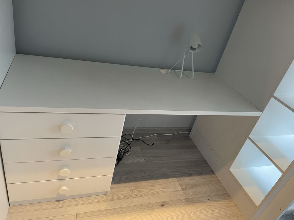 Łóżko pietrowe ikea Smastad z biurkiem i szafą