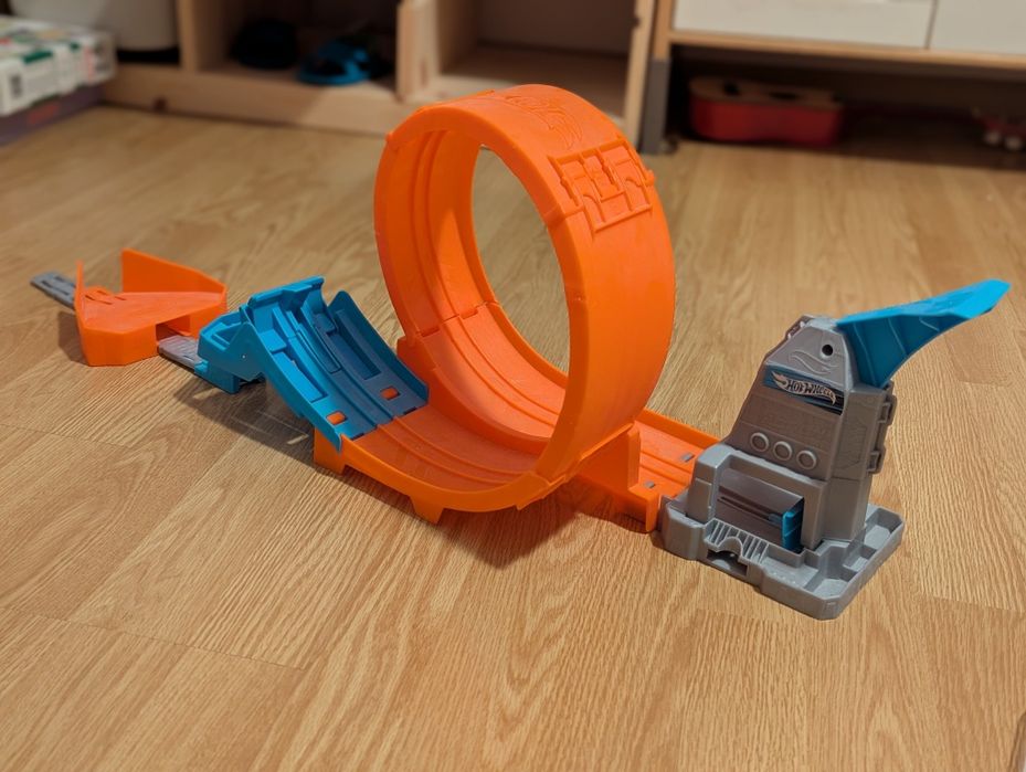 Hot wheels skocznia tor samochodowy mistrz pętli GTV13