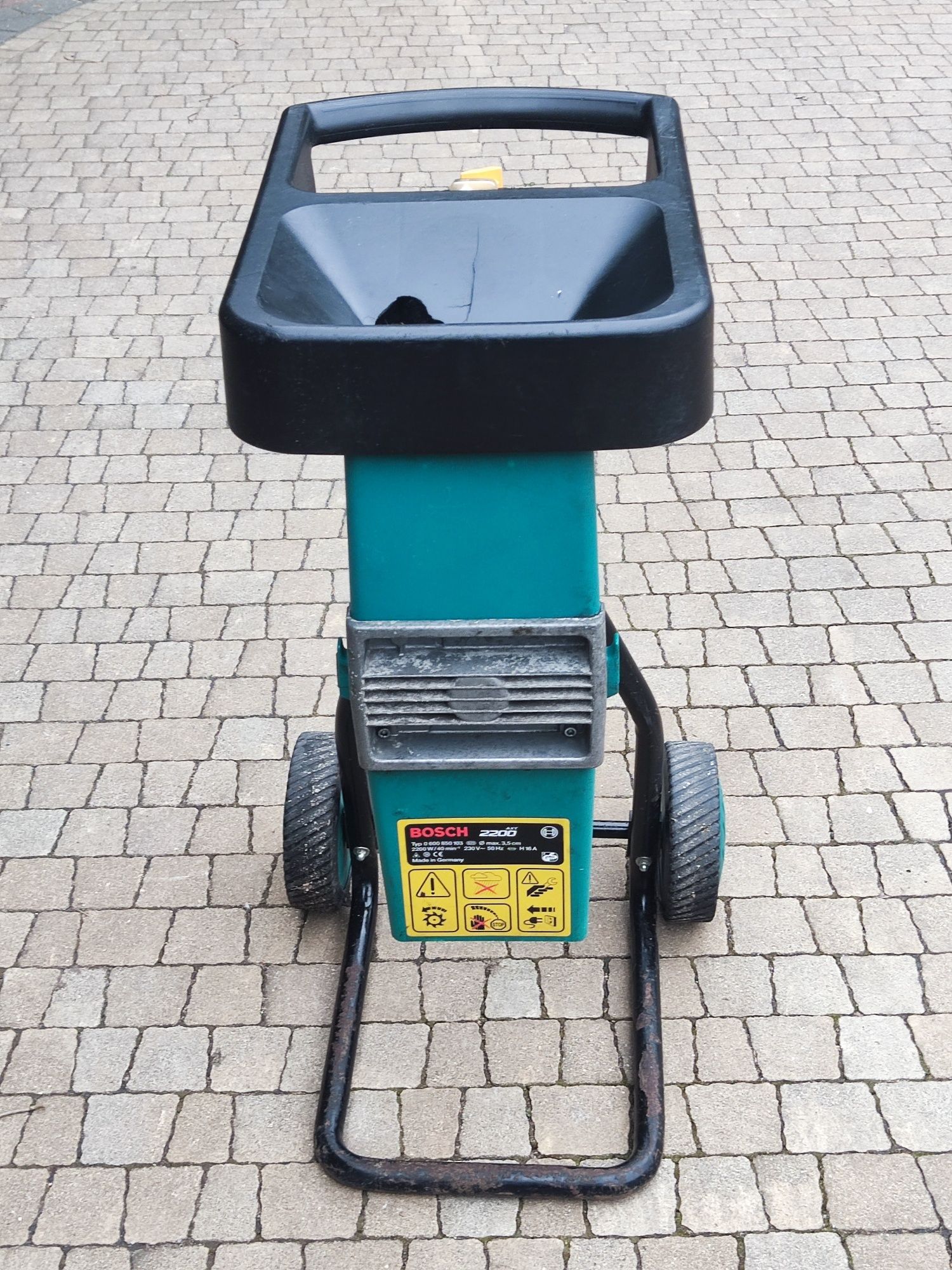 Rozdrabniacz do gałęzi frezowy, walcowy BOSCH AXT 2200