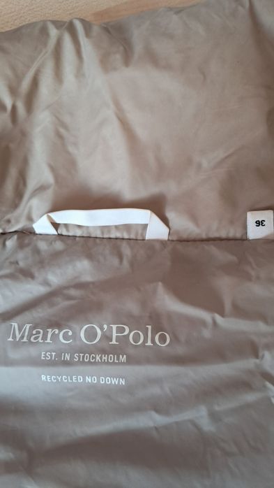 Puchowa kamizelka..kaptur dopinany zpo bokach rozpinana...bardzo lekka