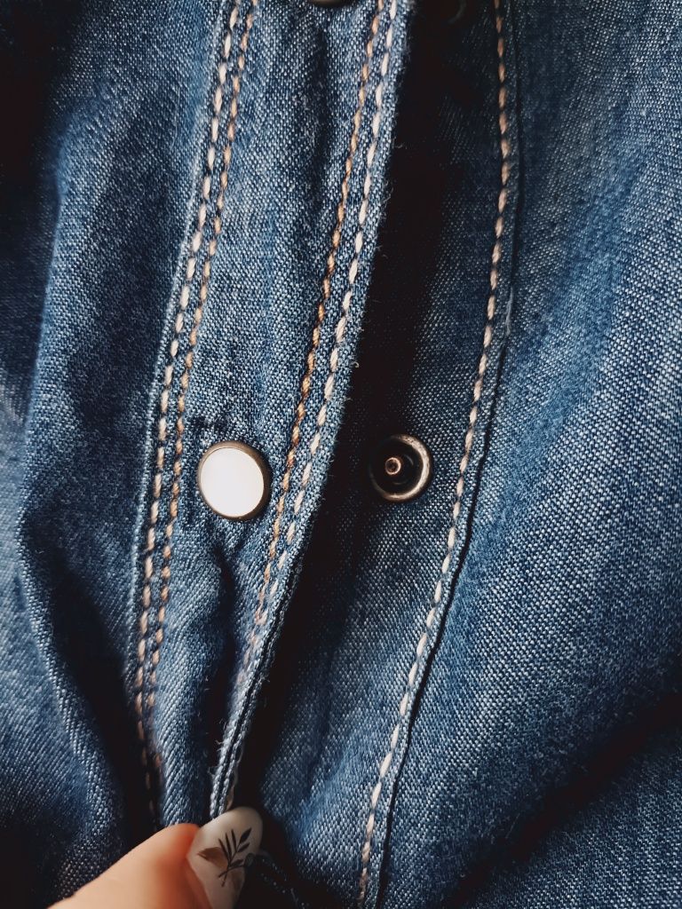 Koszula w typie ciemnego jeansu z guzikami na perłowe zatrzaski
