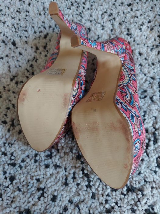 Sapatos de salto alto com plataforma