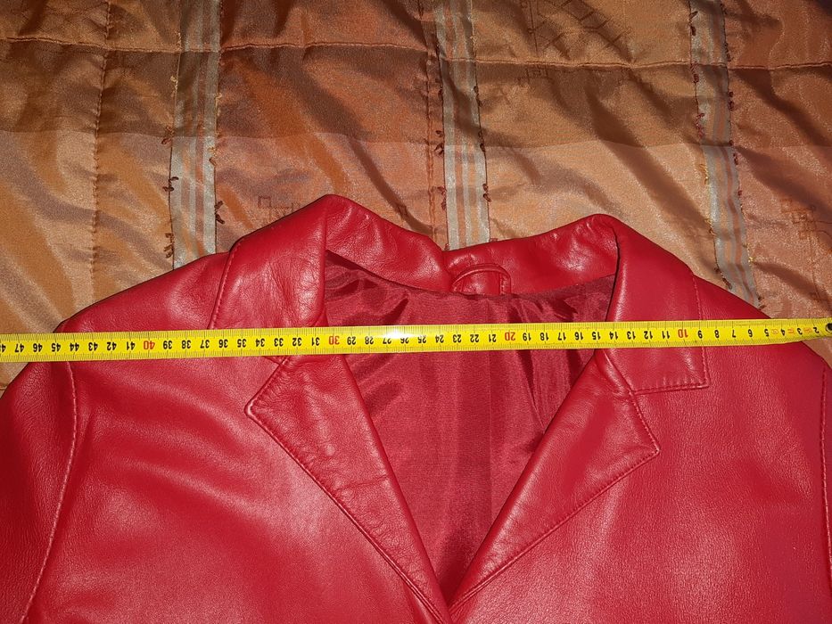 Vendo duas casacos em pele uma preta e uma vermelha.