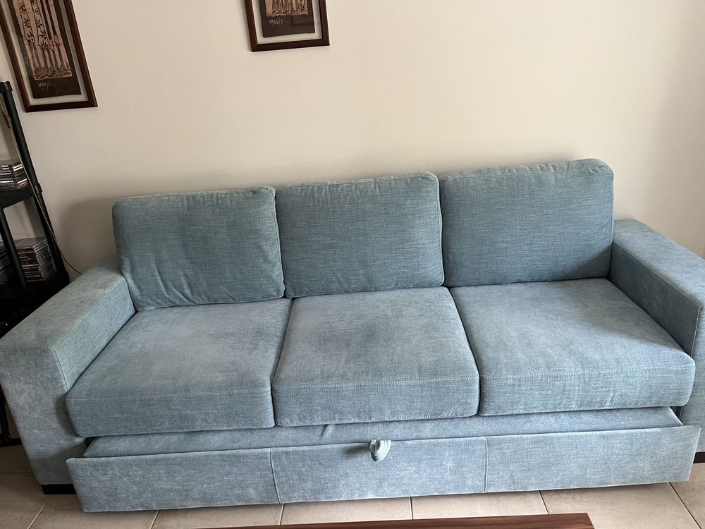 Sofá com tecido azul