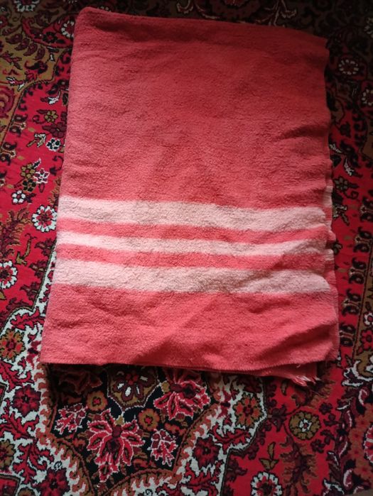 Продам одеяла 140*195  два шерстяные и два на синтепоне