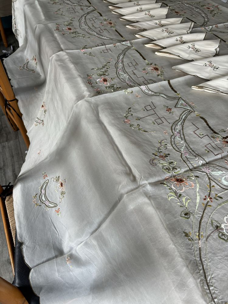 Toalha de mesa bordada em organza 265x175 e 12 guardanpos de linho