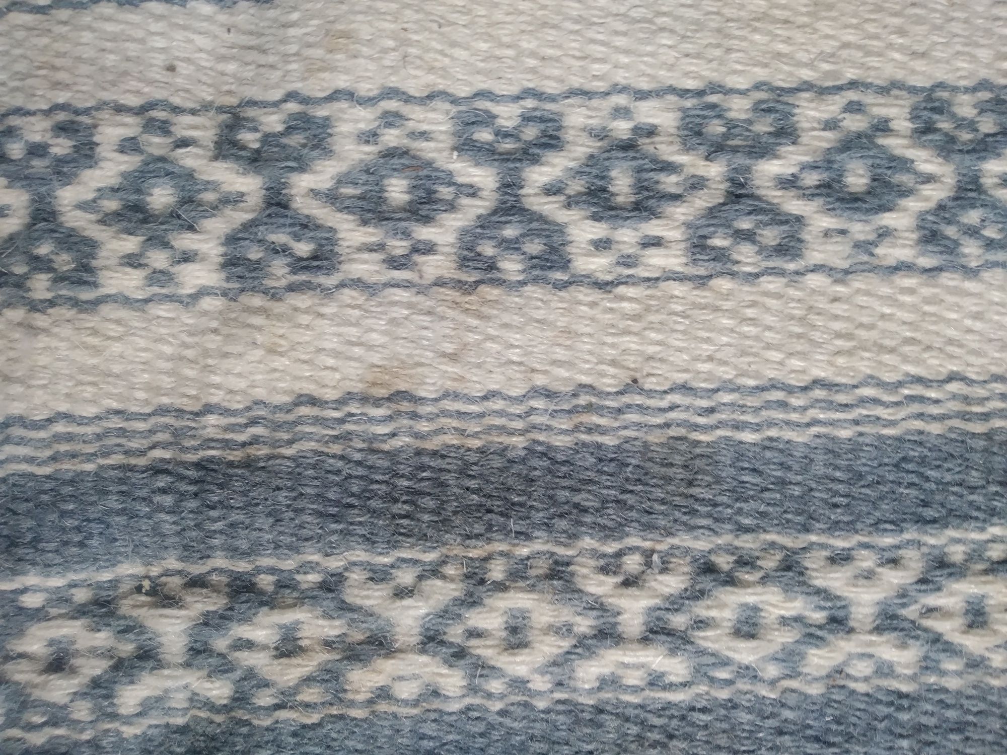 Dywan biało-niebieski mały boho wzorzysty wełniany frędzle