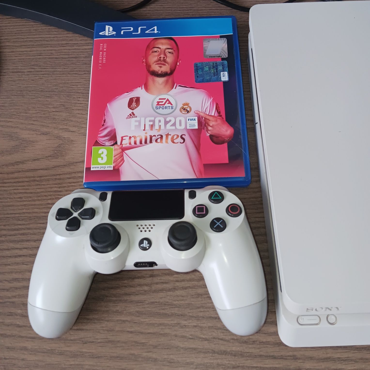 PS4 500Gb + comando + jogo