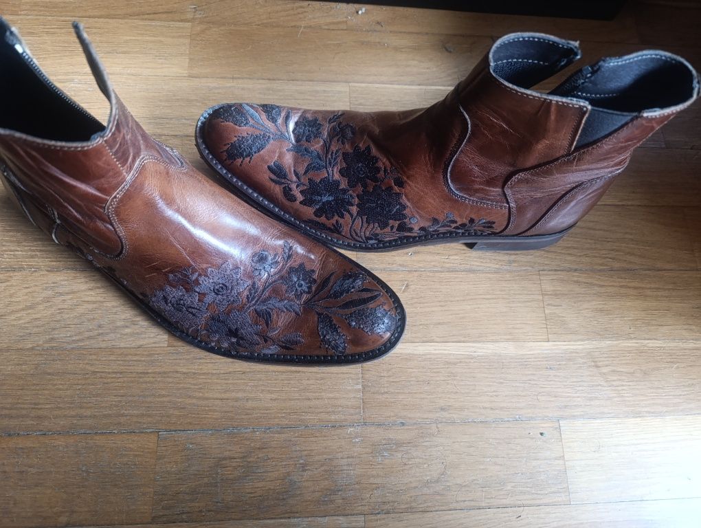 Botas em couro com estampagem florida