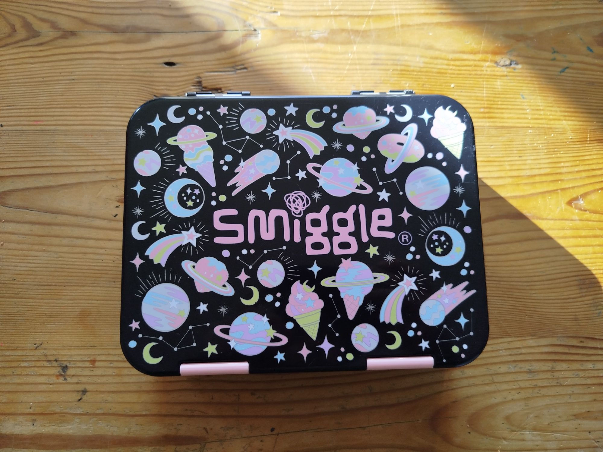 Lunchbox Smiggle kosmos czarny z przegródkami