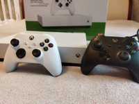 Xbox One S 1 Tb у відмінному стані, 2 геймпади+ геймпад Xbox Series S