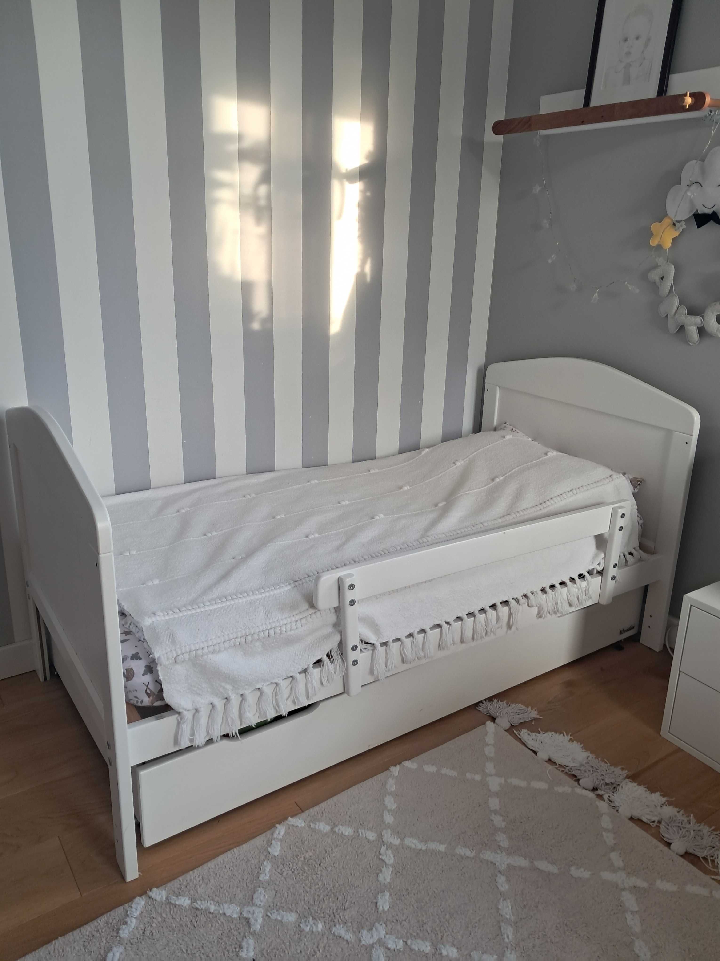 Łóżeczko Woodies Hampton Cot Bed 140 x 70 z materacem i szufladą