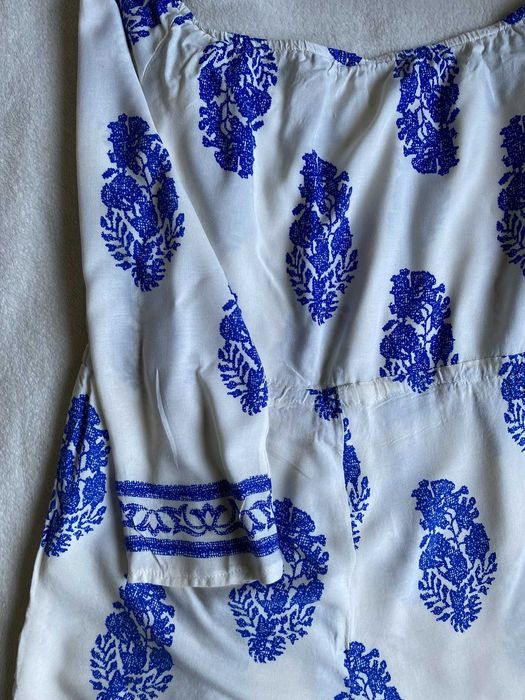 Biały krótki kombinezon z nadrukiem - rozm. L