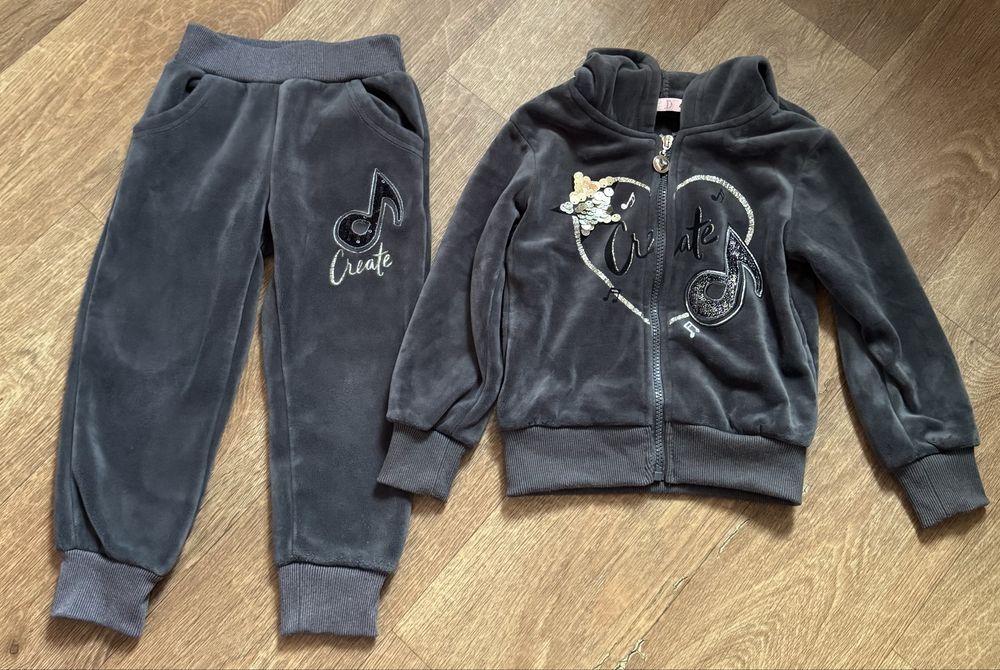 Велюровый теплый костюм для девочки 104р.