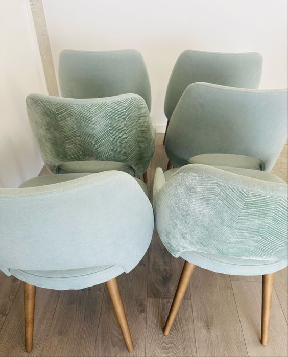 6 cadeiras estofadas cor menta e pes madeira