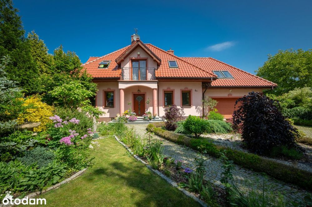 Dom wolnostojący z pięknym ogrodem