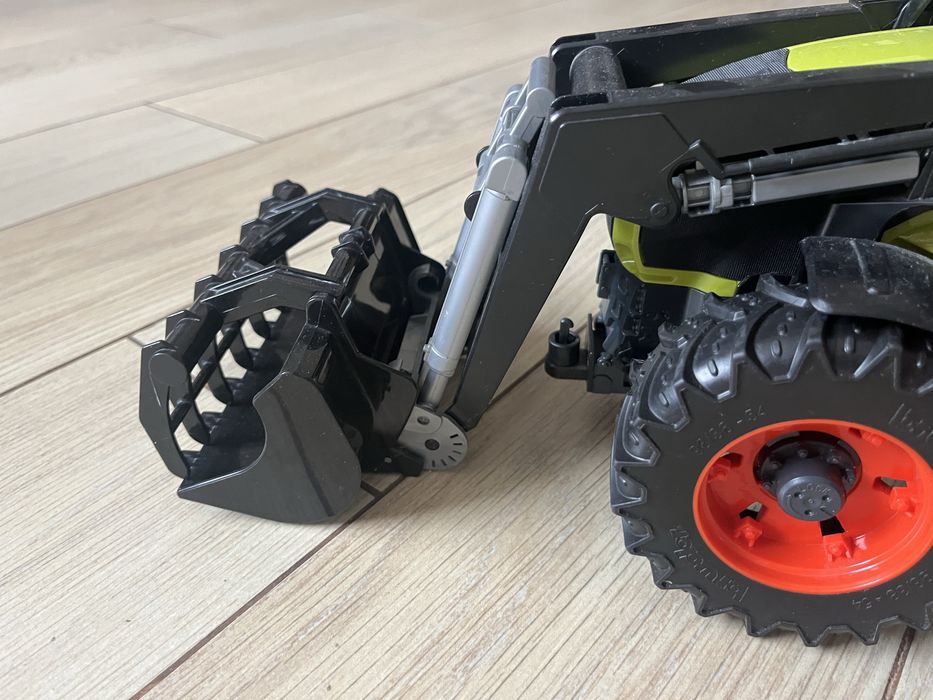 Bruder брудер трактор з навантажувачем Axion 950