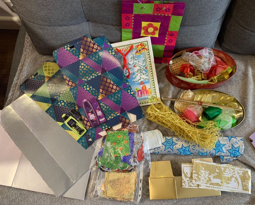 Oddam mix świątecznych kartek ozdobnych, wstażek, serwetek