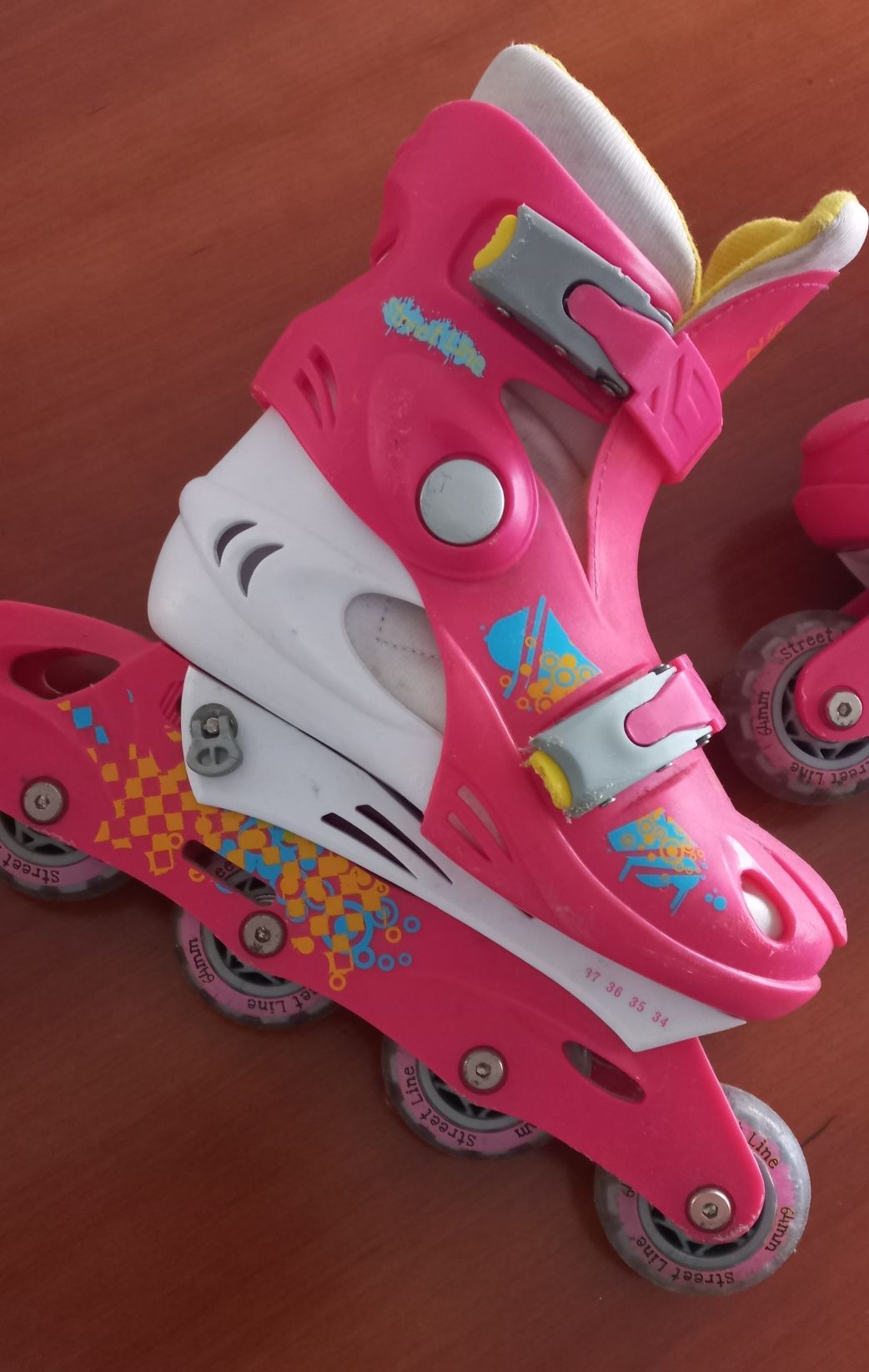 Patins em linha cor de rosa