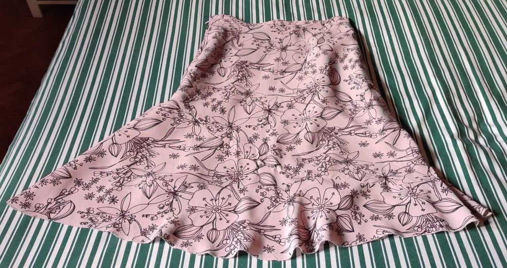 Saia midi evasé, fundo rosa velho e flores bordô - Tamanho 38