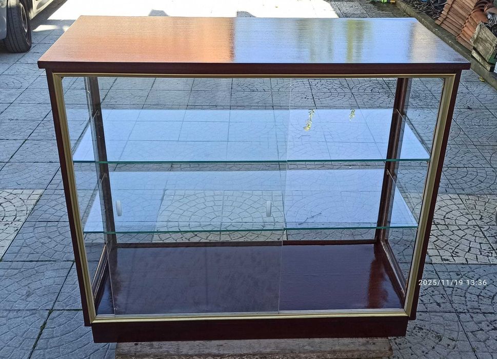 Cristaleira com 2 prateleiras de vidro.