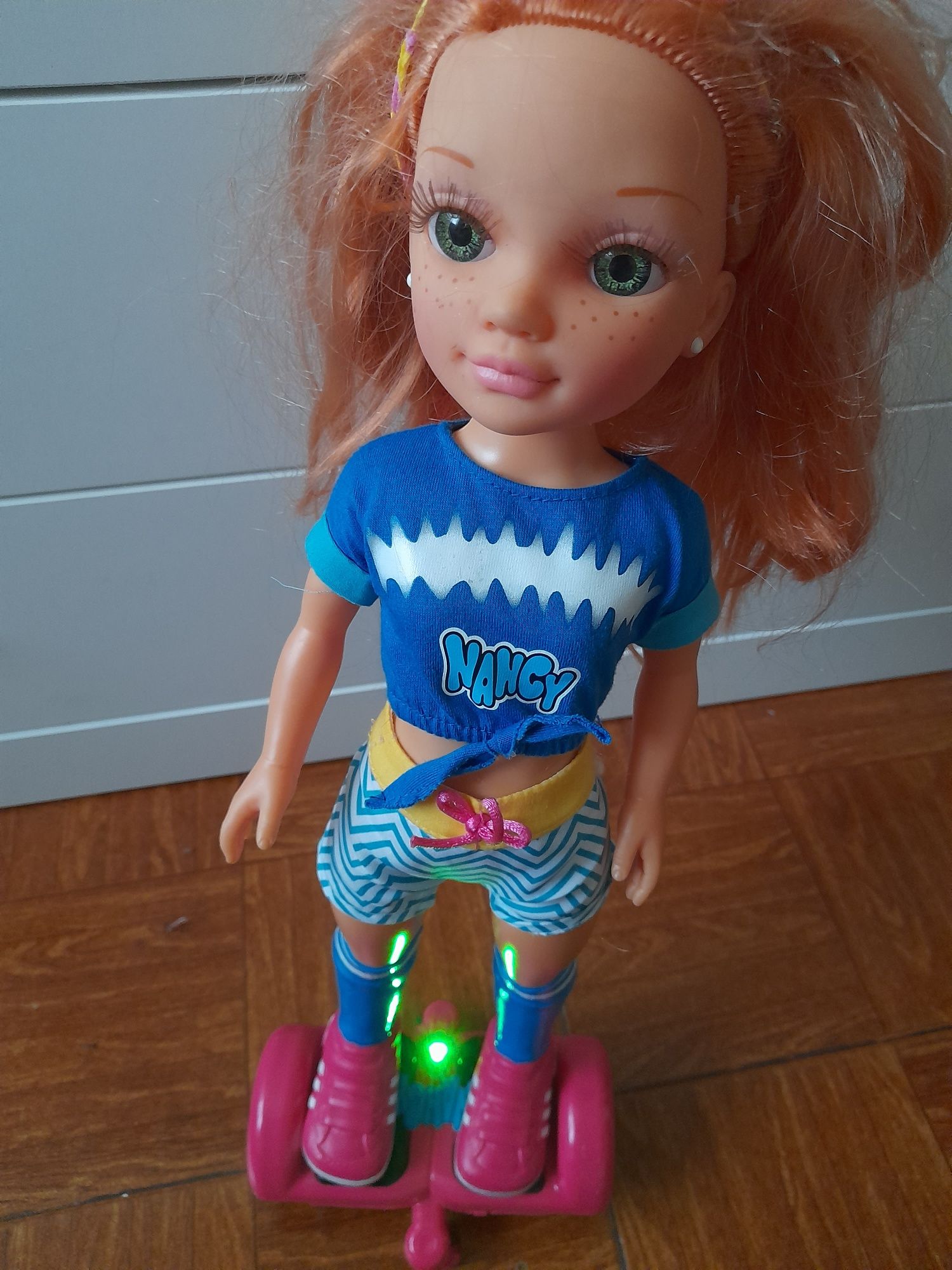 Boneca nancy com hoverboard