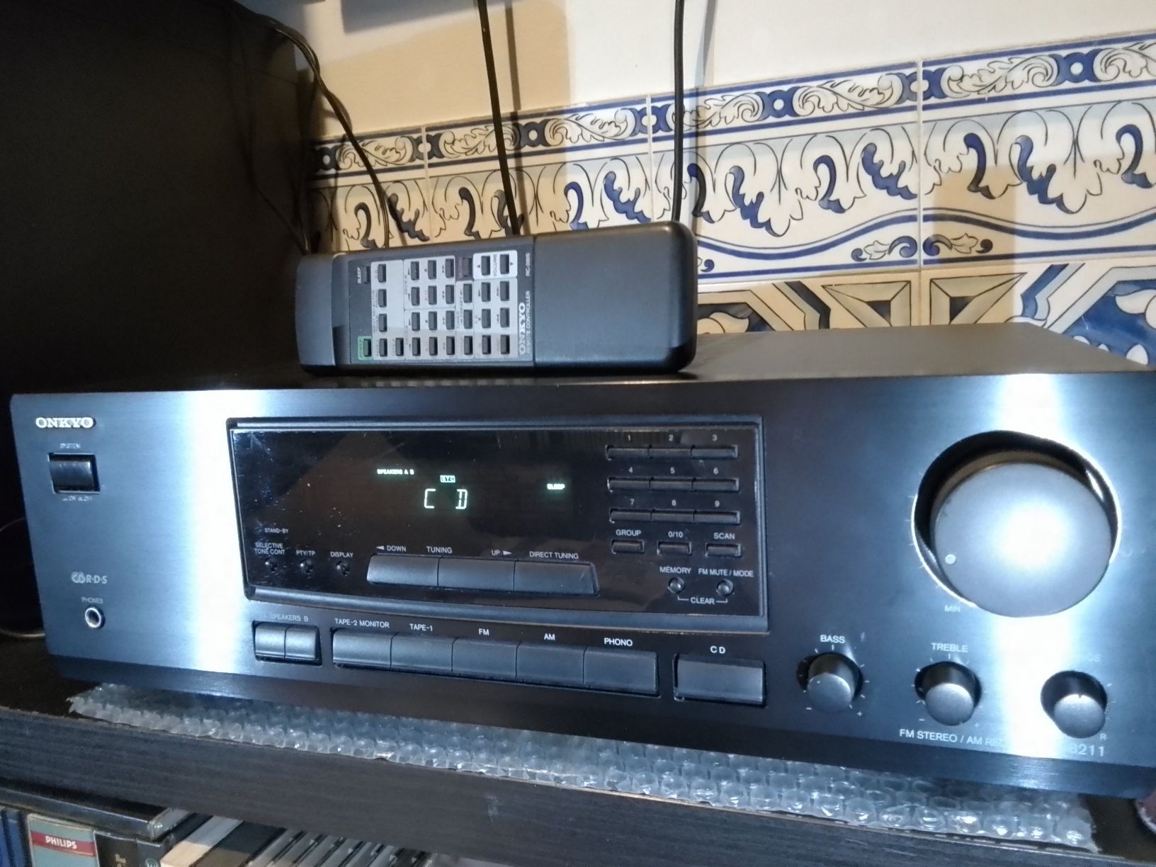 Amplificador Onkyo com rádio e comando, Mod TX 8211