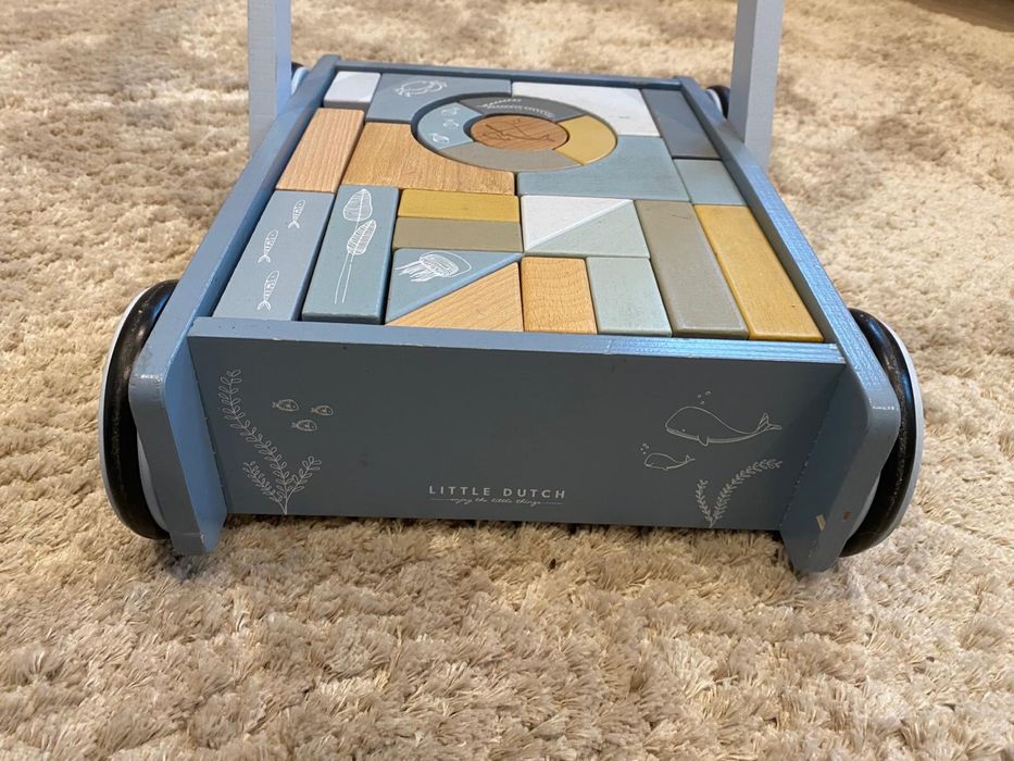 Pchacz jeździk little dutch wozek z klockami