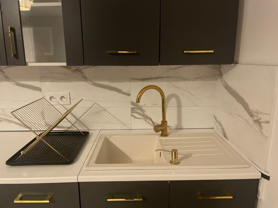 Meble kuchenne, zlewozmywak z baterią i okap