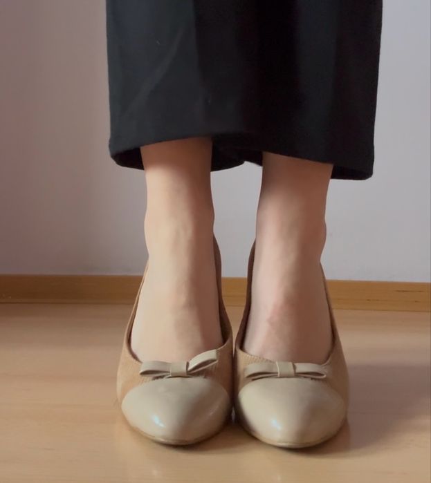 eleganckie buty damskie na obcasie beżowe Lasocki buty z kokardką