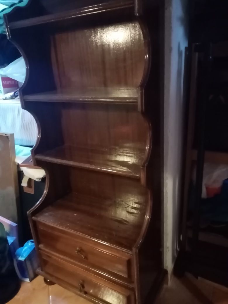 Vendo móvel com linhas antigas