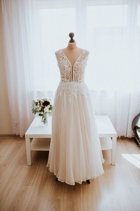 Ręcznie szyta na zamówienie suknia ślubna rozmiar 40