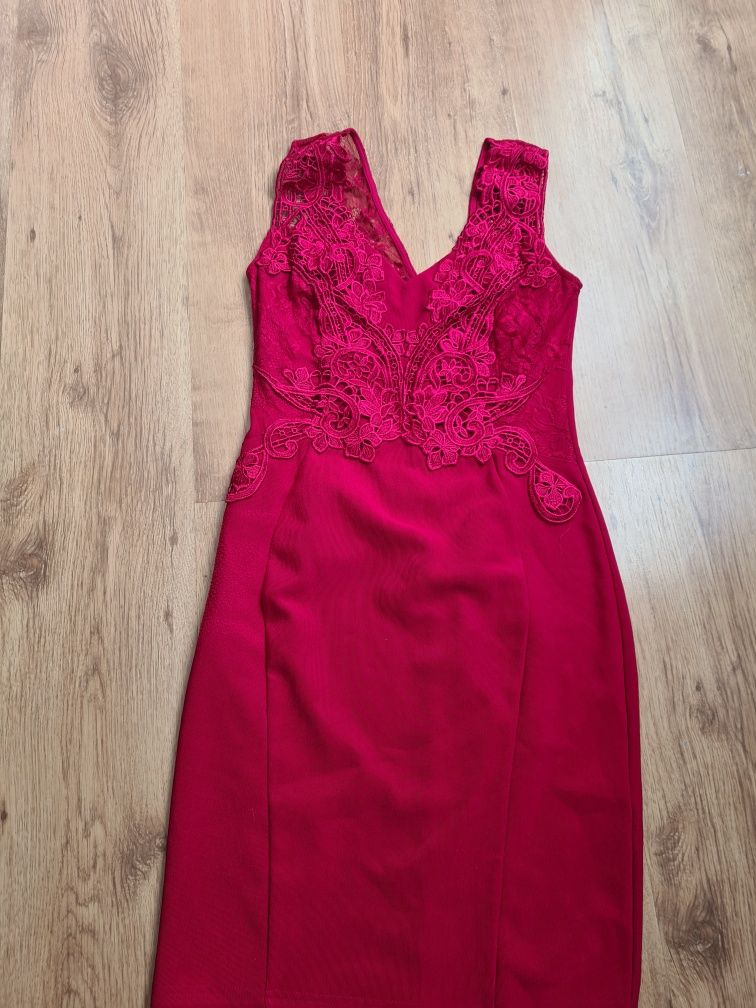 Sukienka czerwona lipsy London z koronką 40