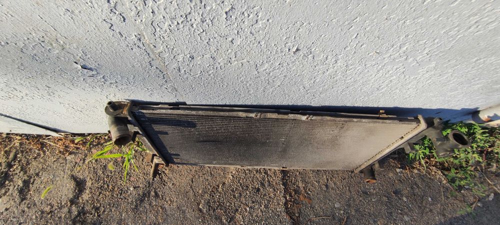 Продам радиатор охлаждения б/у на mazda 626