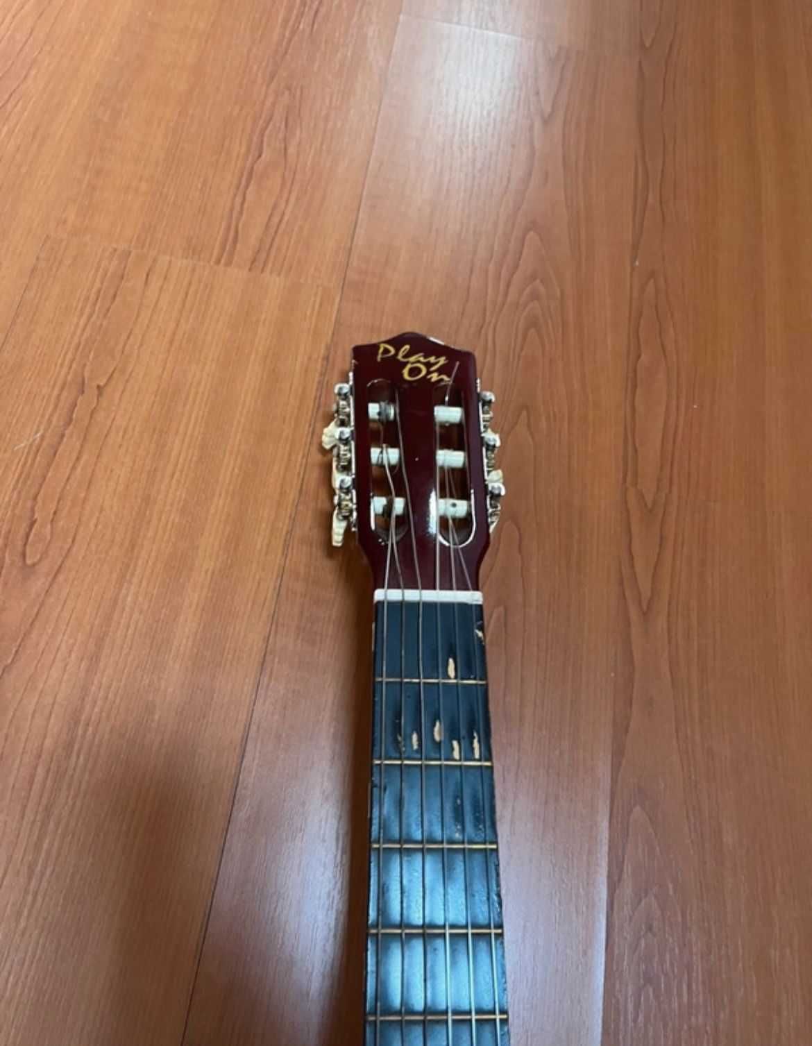 Guitarra da "Play On" com suporte tripé e capa protetora
