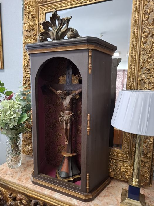 Crucifixo Antigo em Madeira Entalhada com Oratório pintado.