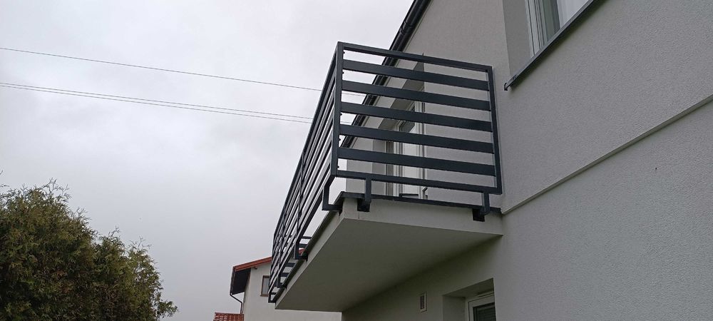 Balustrada balkonowa, barierka zewnętrzna malowana proszkow