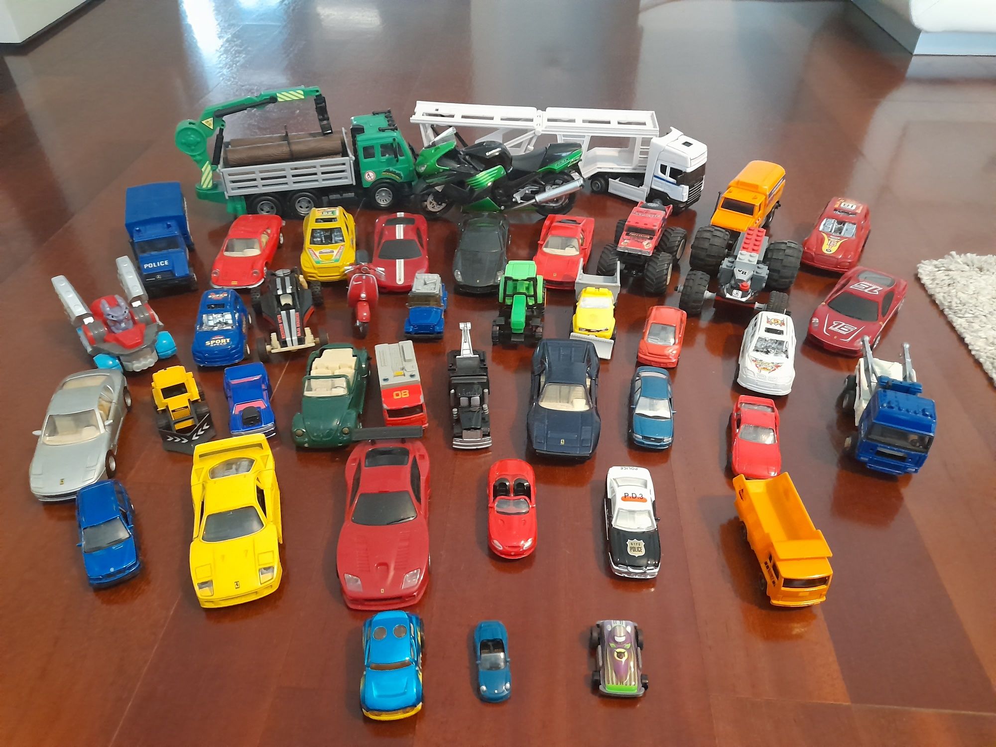 Carrinhos de brincar/colecionar.