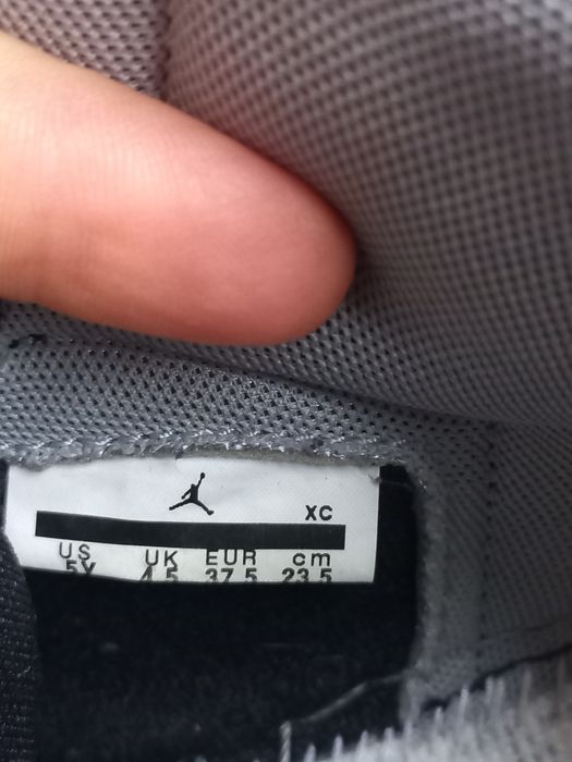 Оригінальні кросівки у розмірі 37,5