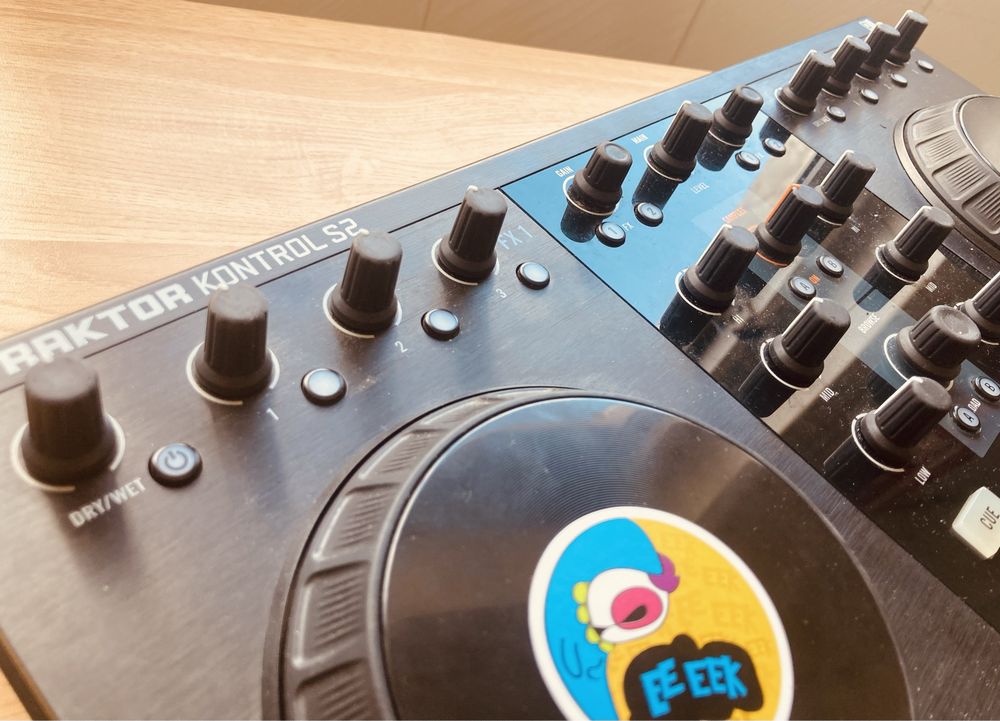 TRAKTOR S2 MK2 c/ fx knobs e licença Traktor Pro 3