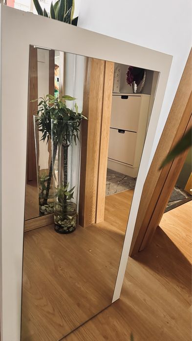 Mesa de cabeceira e espelho