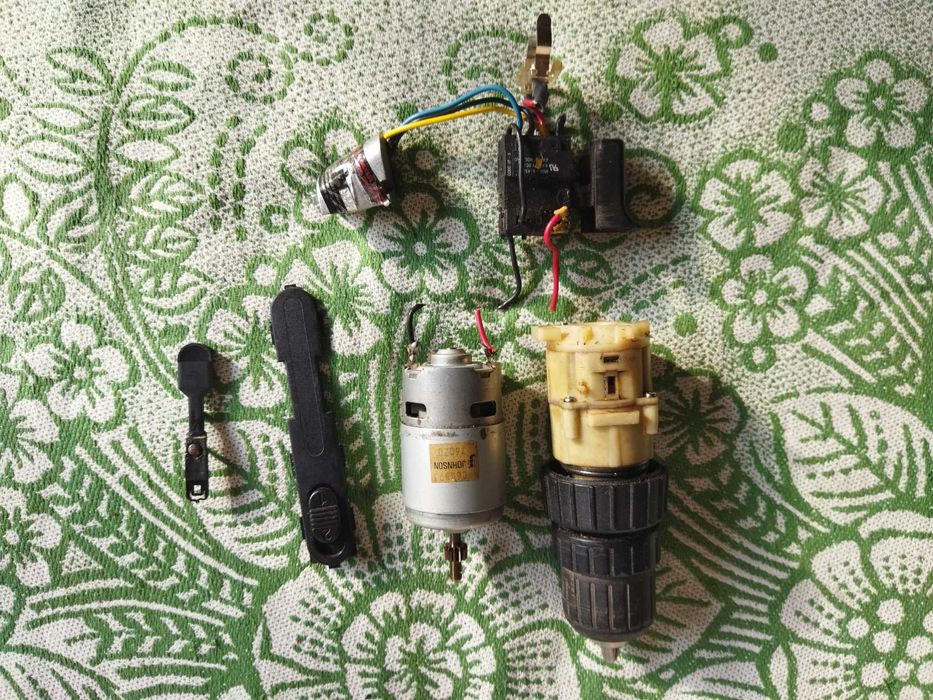 Шуруповёрт,мотор,редуктор,кнопка,патрон(запчасти).