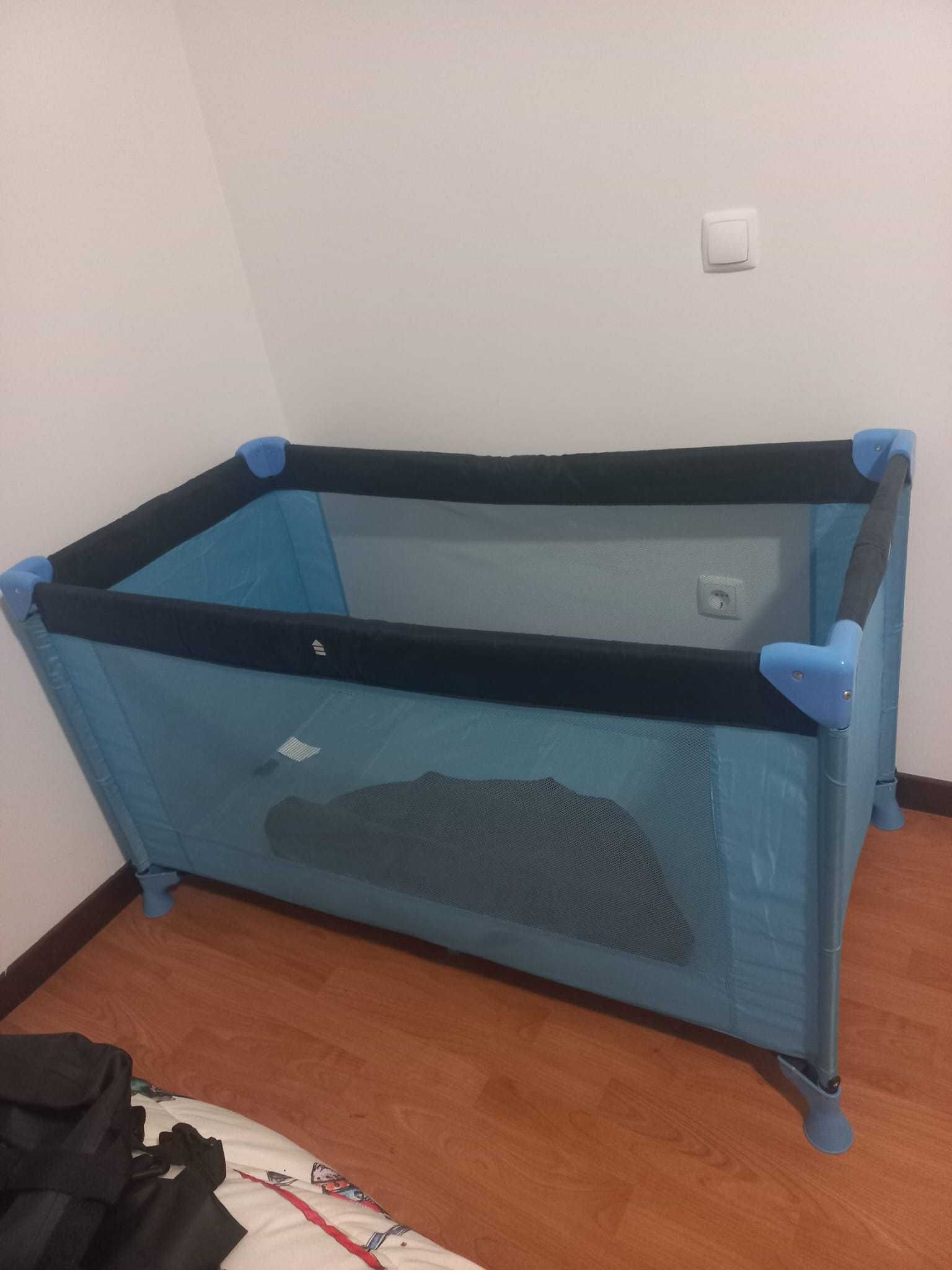 Cama de viagem semi nova
