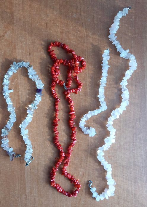 korale i kryształ górski- naszyjniki