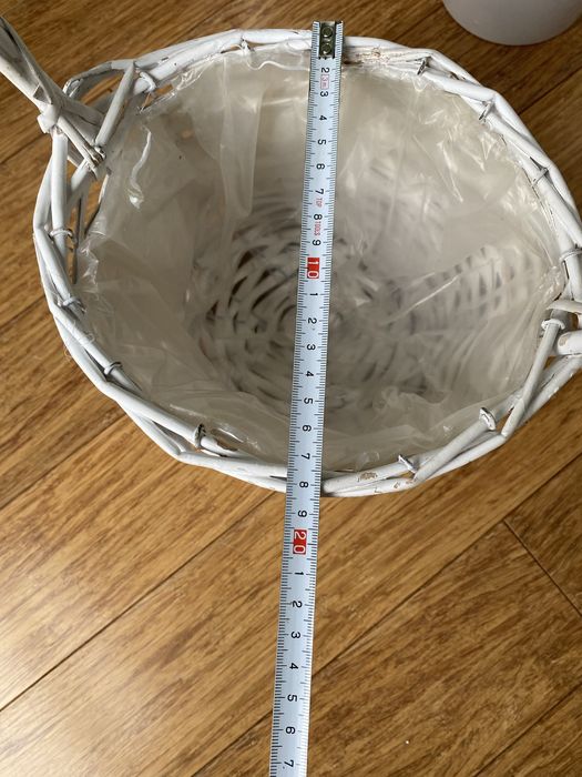 Biały kosz wiklinowy na kwiaty